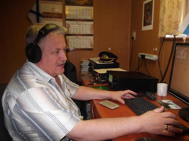 Начальник радиостанции за работой в эфире.JPG